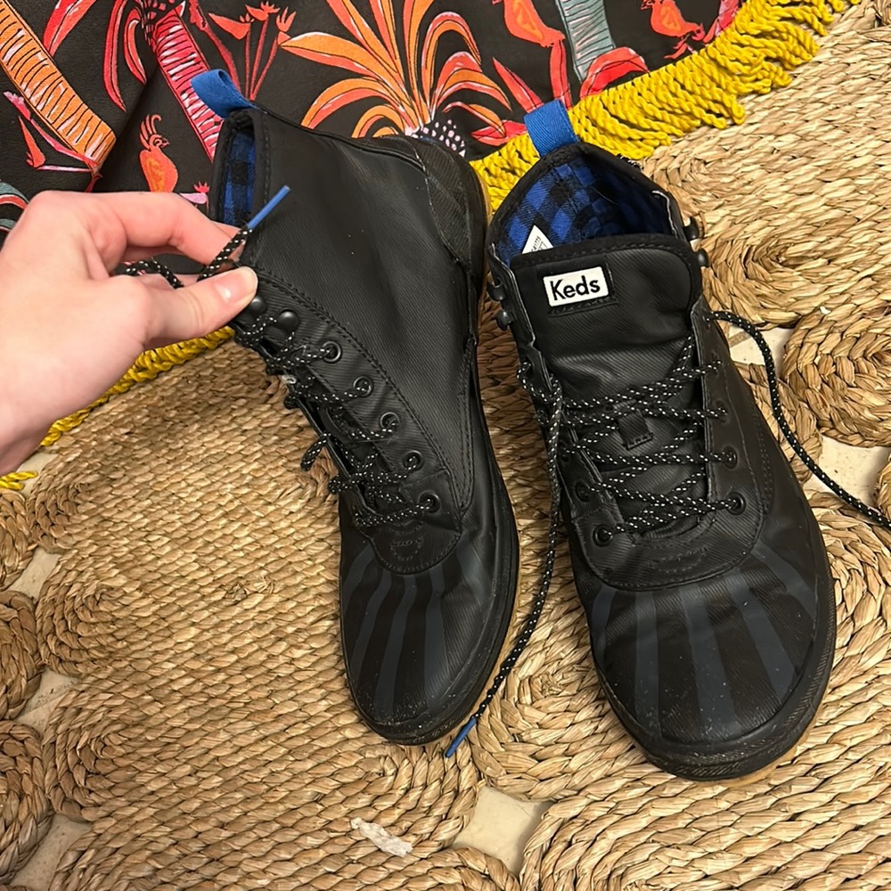 KEDS SIZE 9 WOMENS RAIN SNEAKERS
